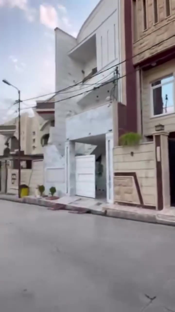 🏡 بيت للبيع في الفلاح الثاني (بناء حديث)
الموقع والمميزات الأساسية:
المنطقة: الفلاح الثاني - أول فرع.
الخدمات: متوفرة بالكامل (كهرباء، ماء، تبليط).
المساحة: 125 متر مربع.
عدد الطوابق: 3 طوابق (بيت مرتب ونظيف).
📐 تفاصيل وتقسيم البيت:
غرف النوم: 4 غرف.
الصالات (الهول): صالة صغيرة + صالة كبيرة.
الاستقبال: غرفة استقبال مستقلة.
المطبخ: مطبخ متكامل.
المرافق الصحية: 3 حمامات.
التهوية: منورين (عدد 2).
📞 للاستفسار والتواصل:
للمزيد من المعلومات أو لمعاينة العقار، يرجى الاتصال على الأرقام التالية أو زيارة المكتب:
رقم الهاتف: *********** / ***********
المراجعة: مكتب الإتقان العقاري.
