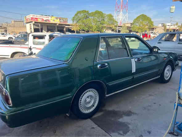 *********** یان ***********

سدریک ٢٠٠١ رەقەم سلئمانی 
سەنەوی تازە بەسەرجوە
گئر مەکینە ئەکسل تبرید توندوتۆلی بەشەرت دە فیتەر
پئشو پشتی چەکوشی پئوەنیە هیچ هیچ دەعامی نیە 
کارەبایی دارو بەرد ئیشەکات 
سەیارەکە لەسەر دەقی شەریکە ماوە 
خوار هەموو بازار دەفرۆشم ٣٨ و مەجال 
مشتەری نی سەرمان مەهئشئنە 
بەشەرت تەحویل براوە خرامە لەتەقتەق كويسينجاك
