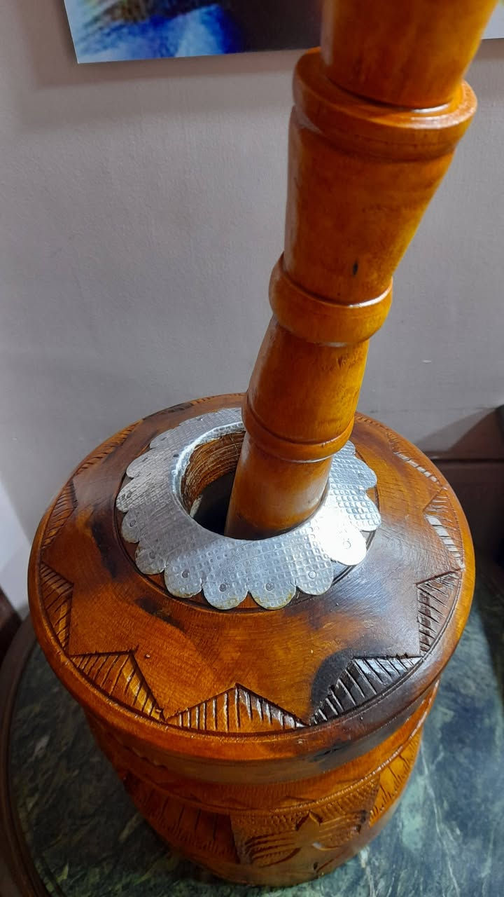 مهباش تراثي فاخر من خشب السنديان المعروف بخشب( البلوط) الأصلي
​لكل محبي التراث والقطع الفنية النادرة، أعرض لكم هذا المهباش المميز المشغول يدوياً بدقة عالية، والذي يجمع بين عبق الماضي وجمالية التصميم.
​المميزات:
​نوع الخشب: مصنوع بالكامل من خشب (البلوط)المتين، المعروف بصلابته ومقاومته للظروف الجوية، مما يضمن بقاء القطعة لأجيال.
​التصميم: مزخرف بنقوش هندسية وتراثية غائرة (نحت يدوي) تغطي كامل جسم المهباش واليد، مع لمسة فنية من المعدن المطرّق على الفوهة.
​الحالة: ممتازة جداً، نظيف ومحفوظ بعناية (كما هو موضح بالصور).
​الاستخدام: قطعة ديكور فخمة للمضافات، البيوت التراثية، أو الزوايا العربية، كما يمكن استخدامه لطحن القهوة.
​للتواصل على رسائل الصفحة.
#هاون_نحاس_مدق_مهباش_مهابيش_مزهرية_فازة_هدايا_دلات_محماس_قهوة_انتيكا_تُحف
يتوفر خدمة توصيل


**إذا كنت صاحب هذا الإعلان وتريد حذفه لأي سبب، رجاءا أرسل رسالة إلى الدعم الفني**