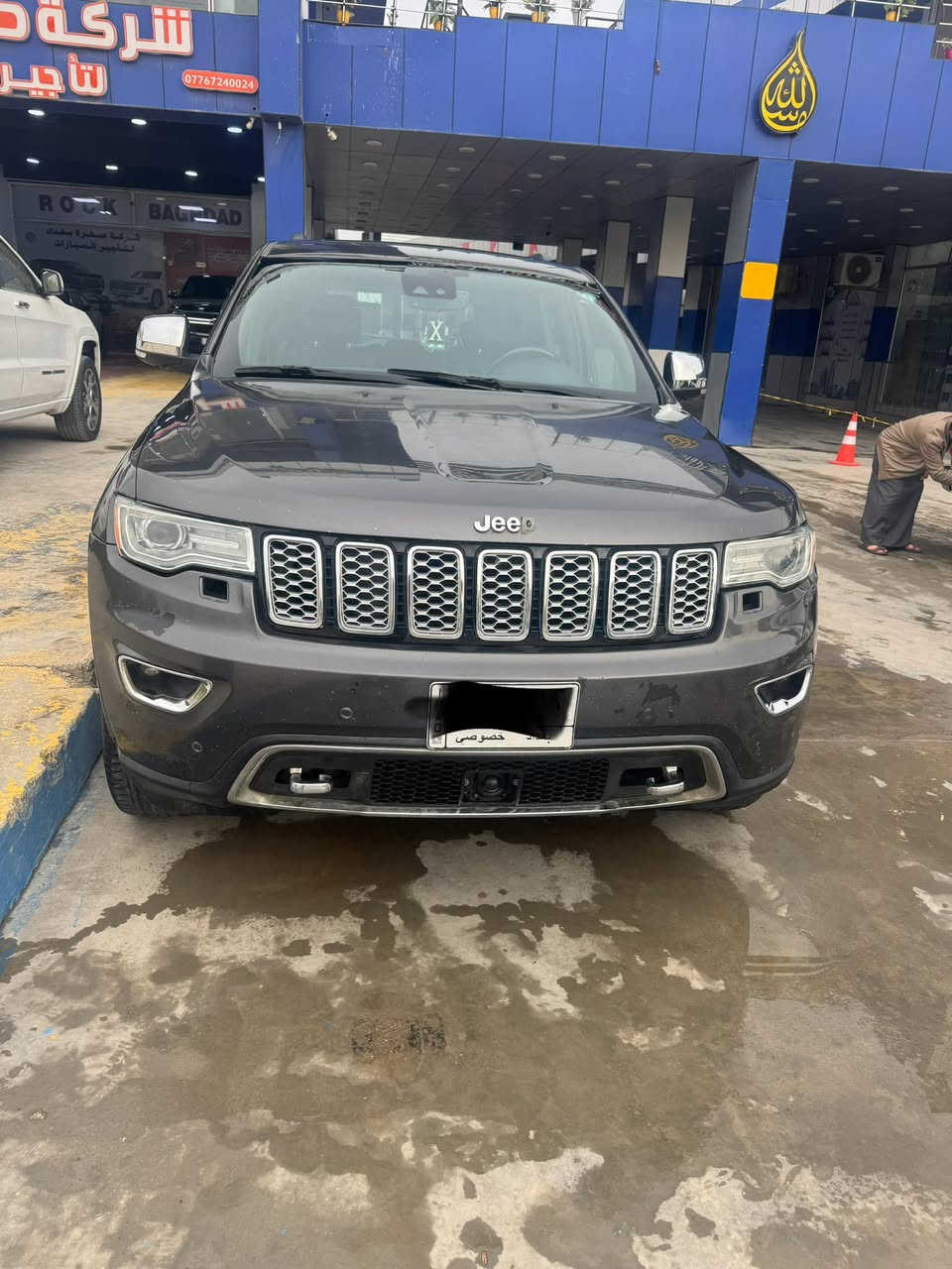 جيب كراند شيروكي اوفر لاند فول مواصفات موديل ٢٠٢١ فقط بيها بنيد وجامرلغ الأيمن ماشيه ٦١ الف ميل حداديه جديده كير ومحرك شرط فحص مكان السياره بعقوبه شرط التحويل للاستفسار الخاص مفتوح ورقم التلفون *********** 
السعر ٢٨٠ وبيها مجال السونار مرفق بالصور
