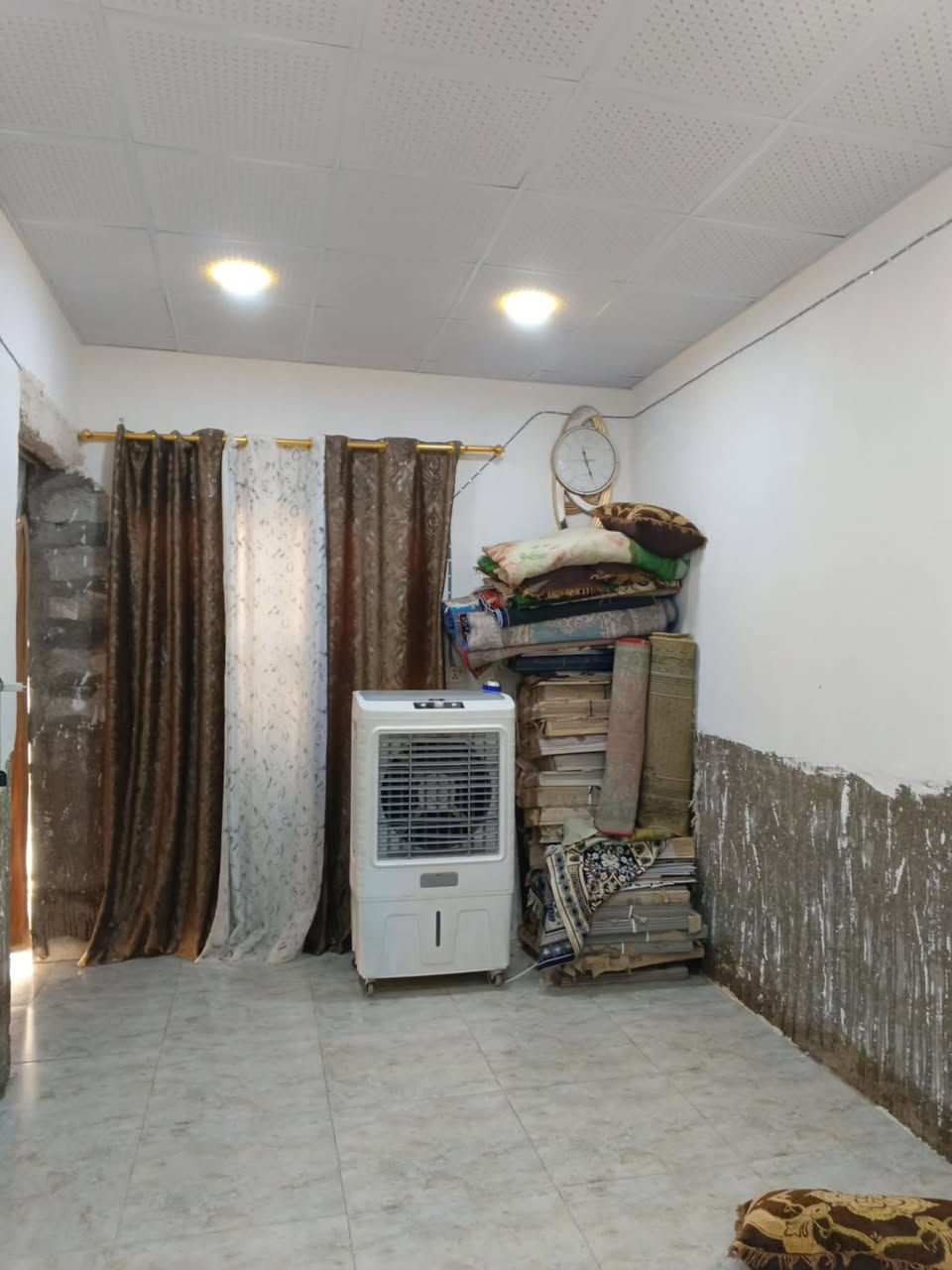 دار للبيع مساحة ١٠٠متر غرفه وصاله ومطبخ واستقبال حمام داخلي تواليت خارجي البيت بناء بلوك السكف عكاده تفاصيل الدار كله بالمنشور موقع البيت شارع رقم ١٨  البناء حديث الجوارين ذهب صافي  السعر ٢٥ وبي مجال قليل ***********
