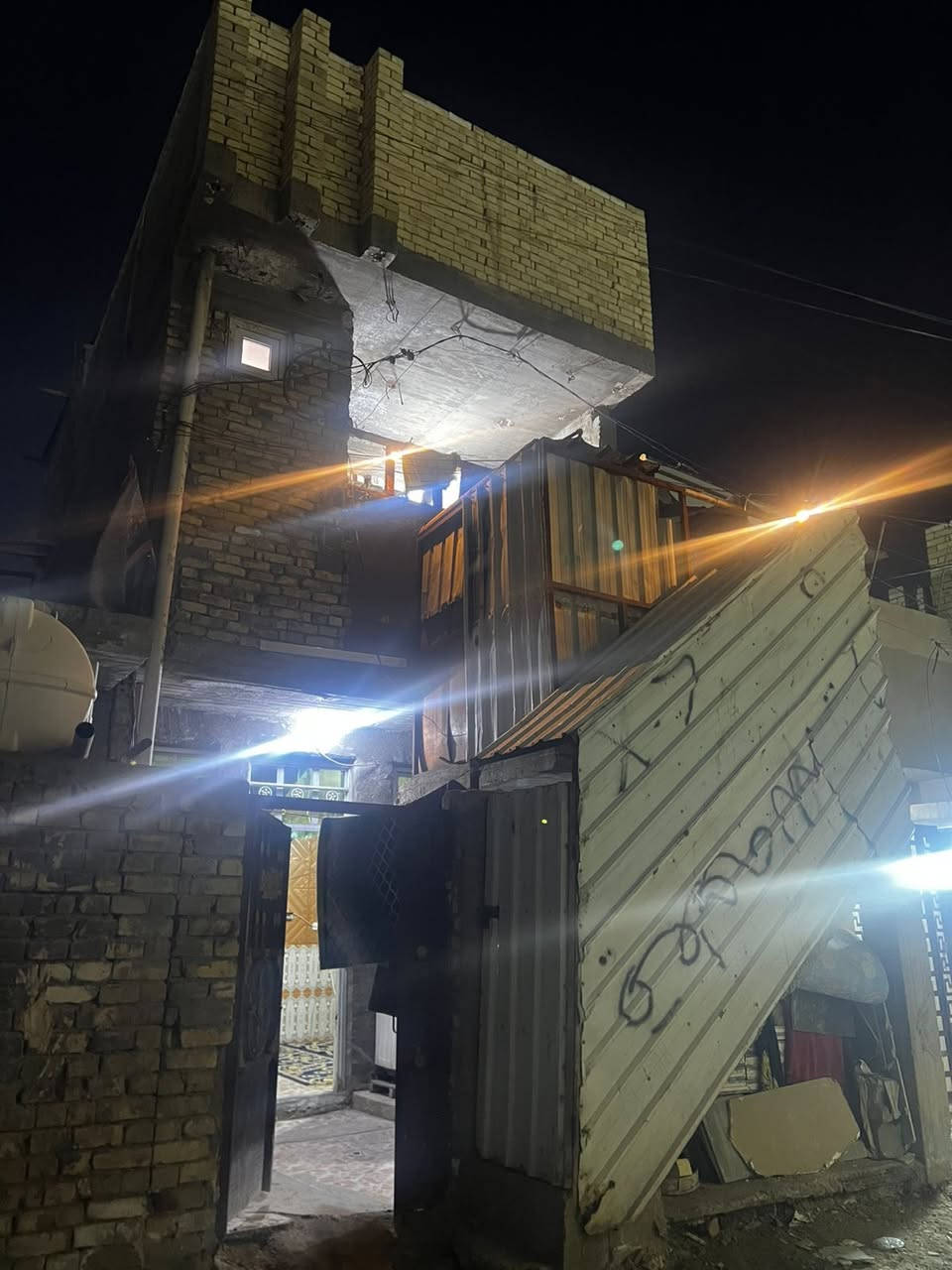 السلام عليكم
بيت للبيع خلف شارع خمسين 
خدمات مجاري ومي متوفرة 
وان شاء الله التبليط جاي
بيت طابقين 
للاستفسار ***********
