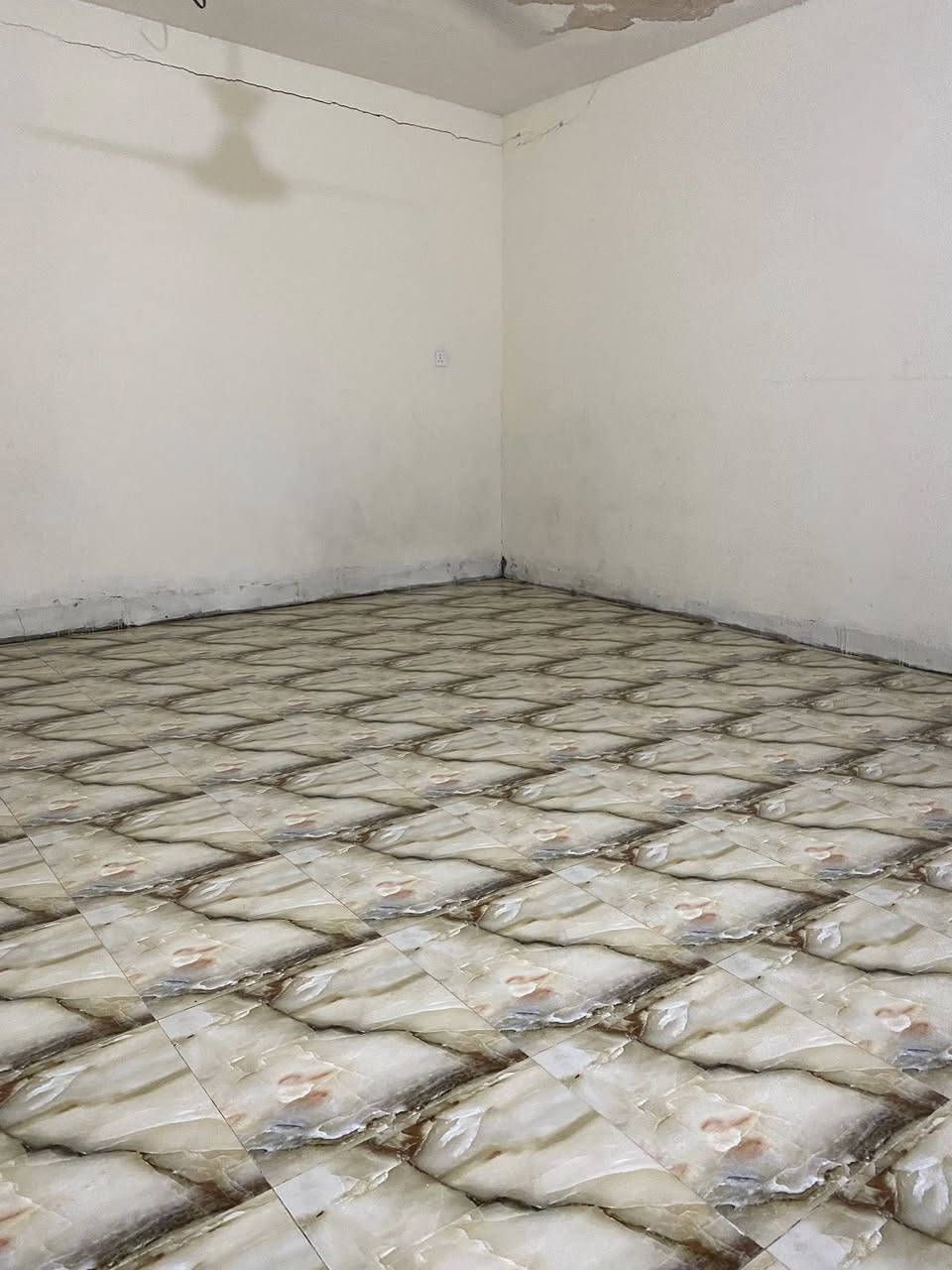 أعاده النشر ❗️
منزل طابق ثاني للأيجار 
البيت مفصول تماماً عن الطابق الأرضي مثل مدشوف البيت نضيف لدرجه بل حياطين تتمره 
سخانك وحد 
خزانات الماء خزانين ابو ال 500L 
واير سحب موجود واصل للبورد 
علماً ان يتوفر انترنيت مجاني 🌟
محتويات البيت : 
غرفه 5x5 
صاله متوسطه المنزل 
استقبال 4x5
خدمات مشتركه وانتو بكرامه 
والصور توضحلكم نضافه البيت 🌿
الموقع 📍(الدورى،الميكانيك، قرب جامع احمد المختار )
الأيجار 325الف  
هـ*********** 
ملاحضه: اني صاحب البيت مو دلال فلتشيل هم عموله العقار
