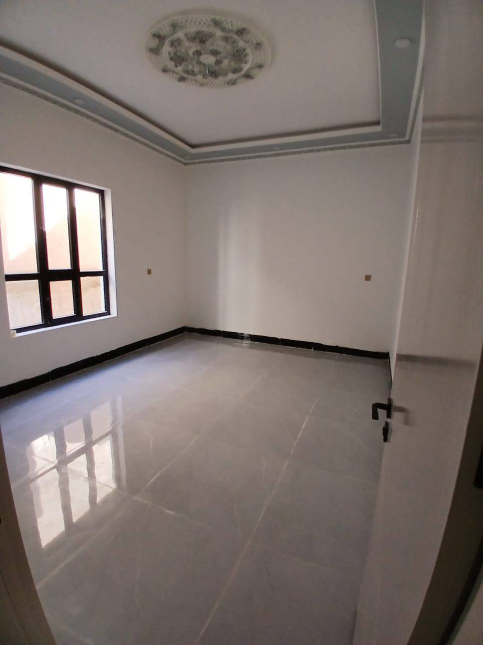 دار للبيع مساحه 300م واجهه10نزال 30  شارع المستشفى العسكري شارع 15 مبلط
الواجهه حجر اخضر 
سحب مغربي فول 
4غرف نوم 
للاستفسار الاتصال على ***********
السعر خاص
