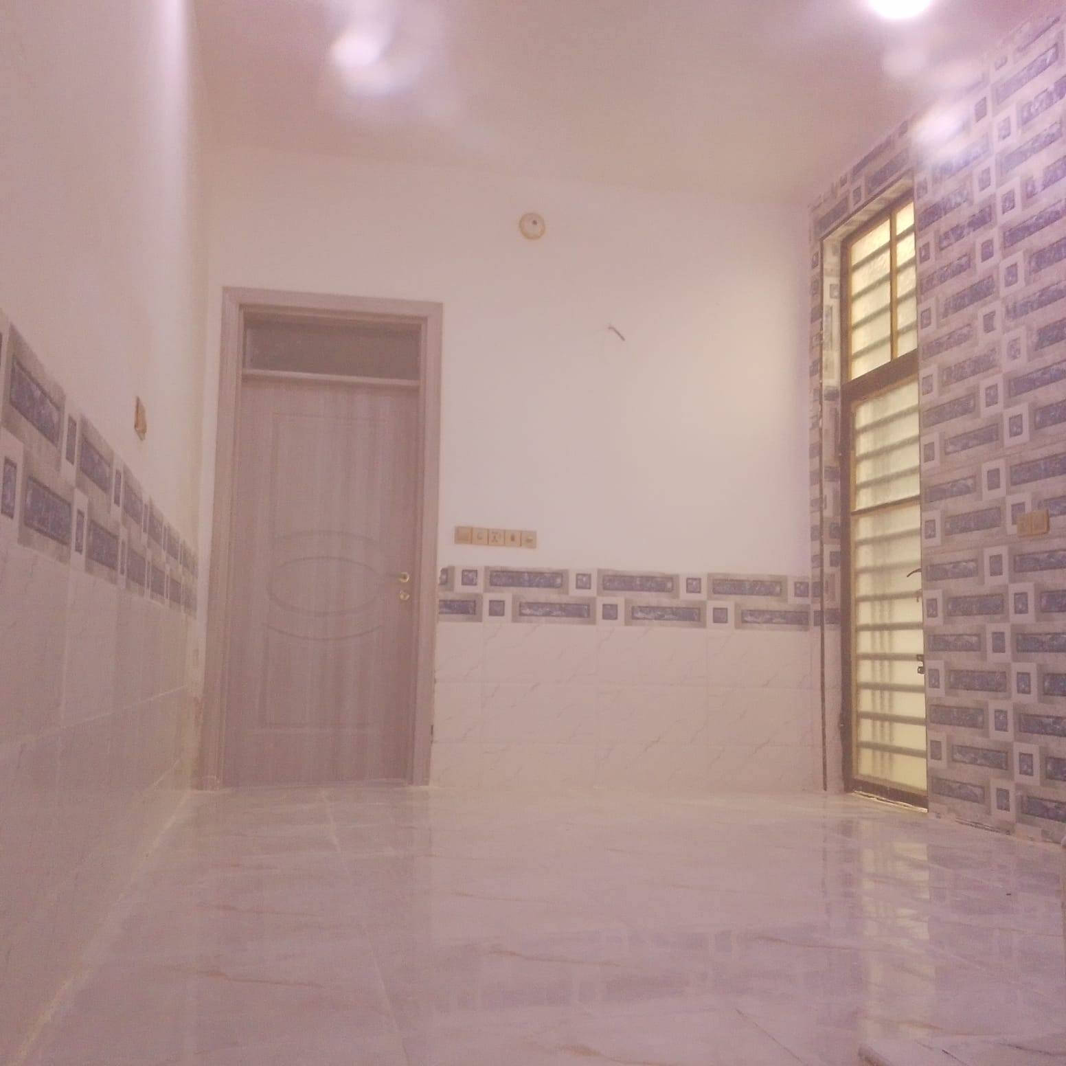 دار للــــــبـيــع المســــاحة 75 متر ملحق قريه الغدير السعر 45وبي مجال تحتوي غرفه نوم وصاله ومطبخ وصحيات واستقبال للستفار ***********او مراسله واتساب ***********
