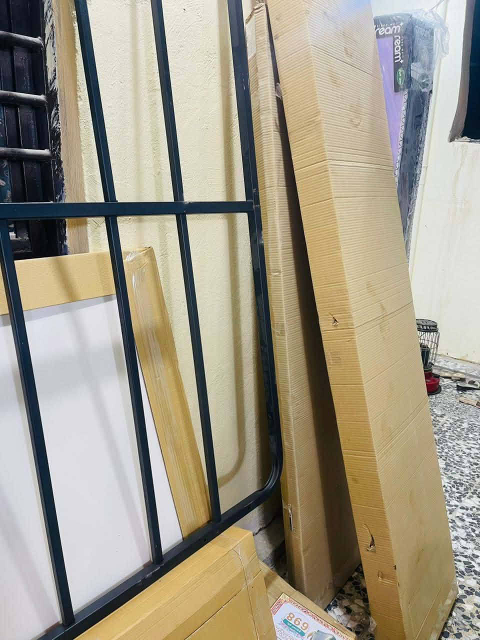 غرفة تركية للبيع نفس الفديو بلضبط بعدها بلكراتين وياها دوشك جرباية وبطانيات ومخاد وصوبة السعر 1300 وبيها مجال للشراي حلة ثورة قرب جامع مرجان *********** رقم بي واتساب
