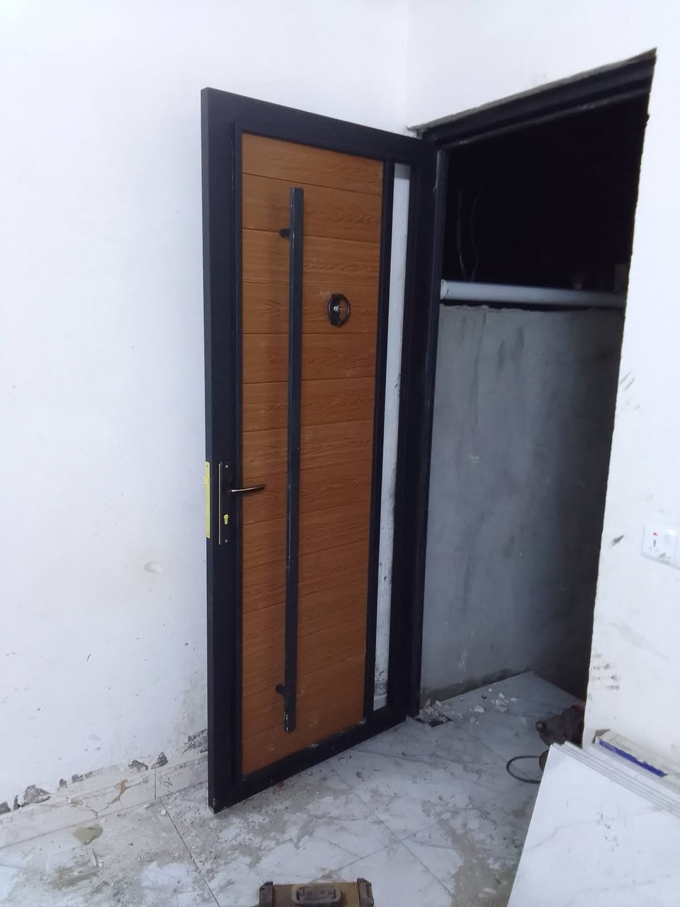ابواب ربل مانع تراب وصوت ومي سعر الباب ايكلفك 250 الف كامل ويالشد اي باب بالصورة الحديد ملم واربعين من ]حدادة الاستاذ ياسين ***********
