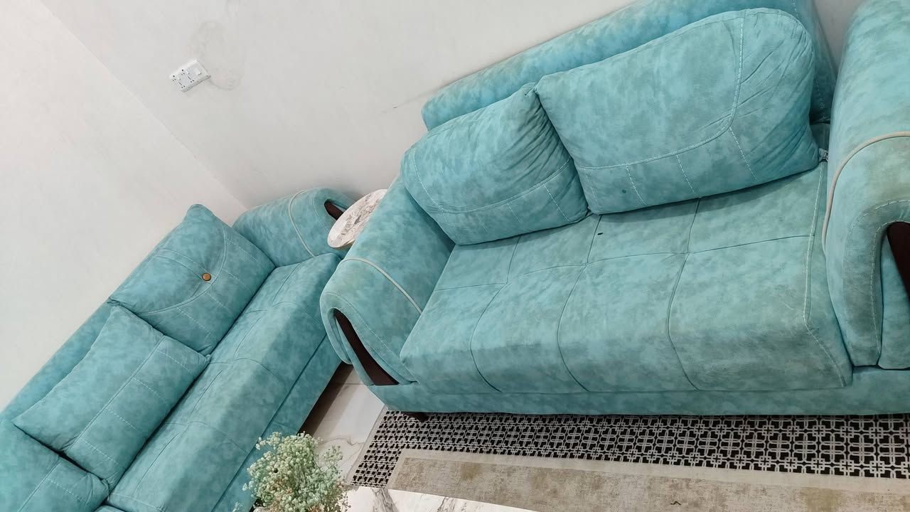 ديوان تركي نظيف جدا يحتوي ع مخزن...عشر مقاعد السعر 650 للتواصل ع الرقم ***********
