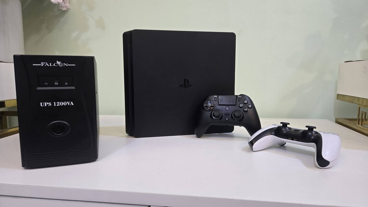 سلام عليكم 

بلايستيشن 4 السلم(اونلاين غير مهكر)
ذاكرة 861GB مو 512GB ركز.
جهاز لوك ما مفتوح نهائياً وافحص بي وين ما تريد كلشي بي شغال.
ملحقات:
UBS 1200VA
 يدة احترافية ويدة بلي فايف تربط على بلي فور. اليدات اثنينهن مابيهن اي مشاكل
السعر 275 بدون معاملة.
بدون UPS
السعر يصير 235 بدون معاملة.
عنواني بغداد شهداء البياع.
***********
