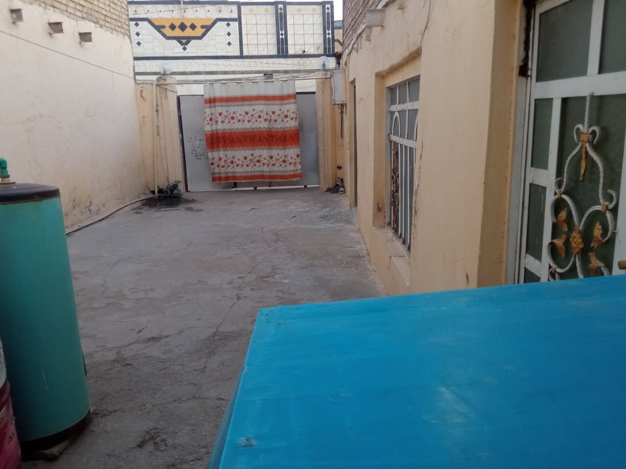 دار للبيع طابو صرف /حي الصناعي /مقابيل شركه الجوهره /يبعد عن الشارع العام 50 متر /بناء قديم باعتبار قطعه /السند 196 مساحه واقع حال 150/ ركن على شارعين شارع 10/ وشارع 4 وكافه الخدمات سعر 90 وبي مجال/ للاستفسار اتصال على هذا الرقم //***********
