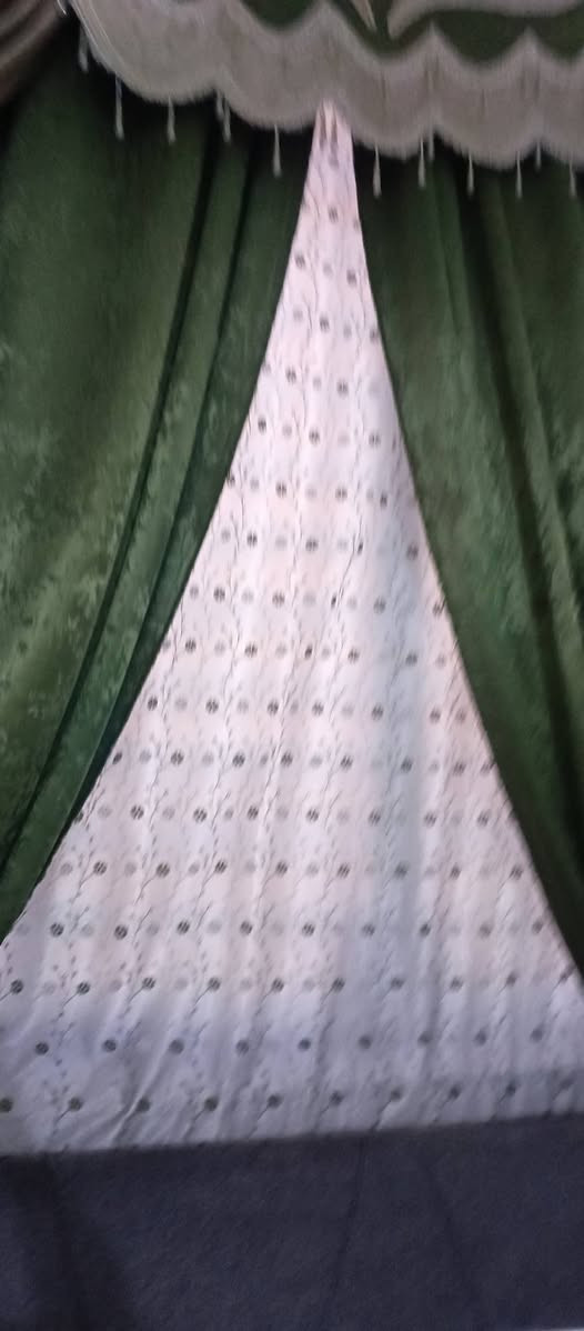 سلام عليكم ورحمه الله وبركاته 
برده استقبال للبيع من اربع قطع مسرح وبرده قطعتين وتورو وستن للاستفسار *********** او اتراسلني مازنجر
السعر 75الف

