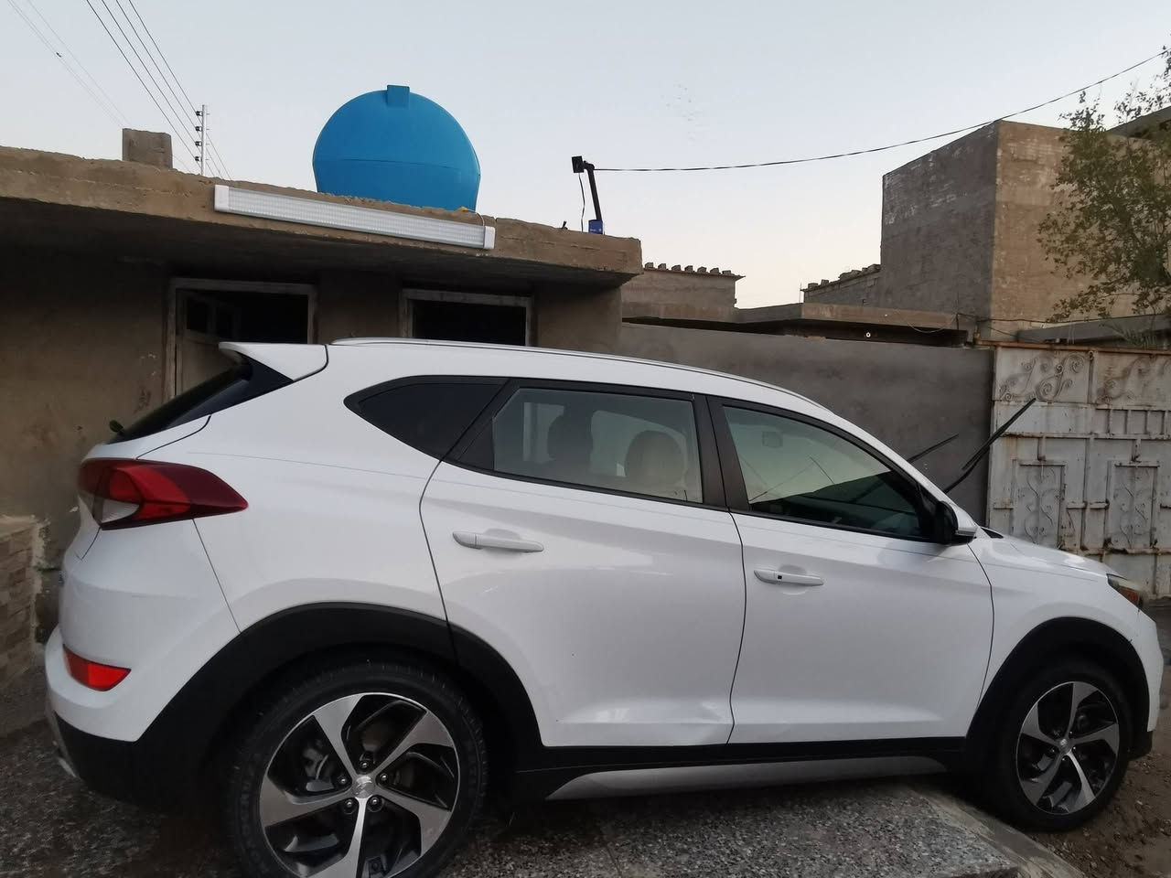 السلام عليكم
توسان موديل ١٧ وارد أمريكي مكينة ١٦٠٠ تيربو 
كشن كهرباء صندوق كهرباء سايد بريك بالرجل كشنات مخمل ماشية ٩٣ 
رقم بغداد
١٢٥ وبيها مجال بسيط
تليفون ***********
بغداد مدينة الصدر
