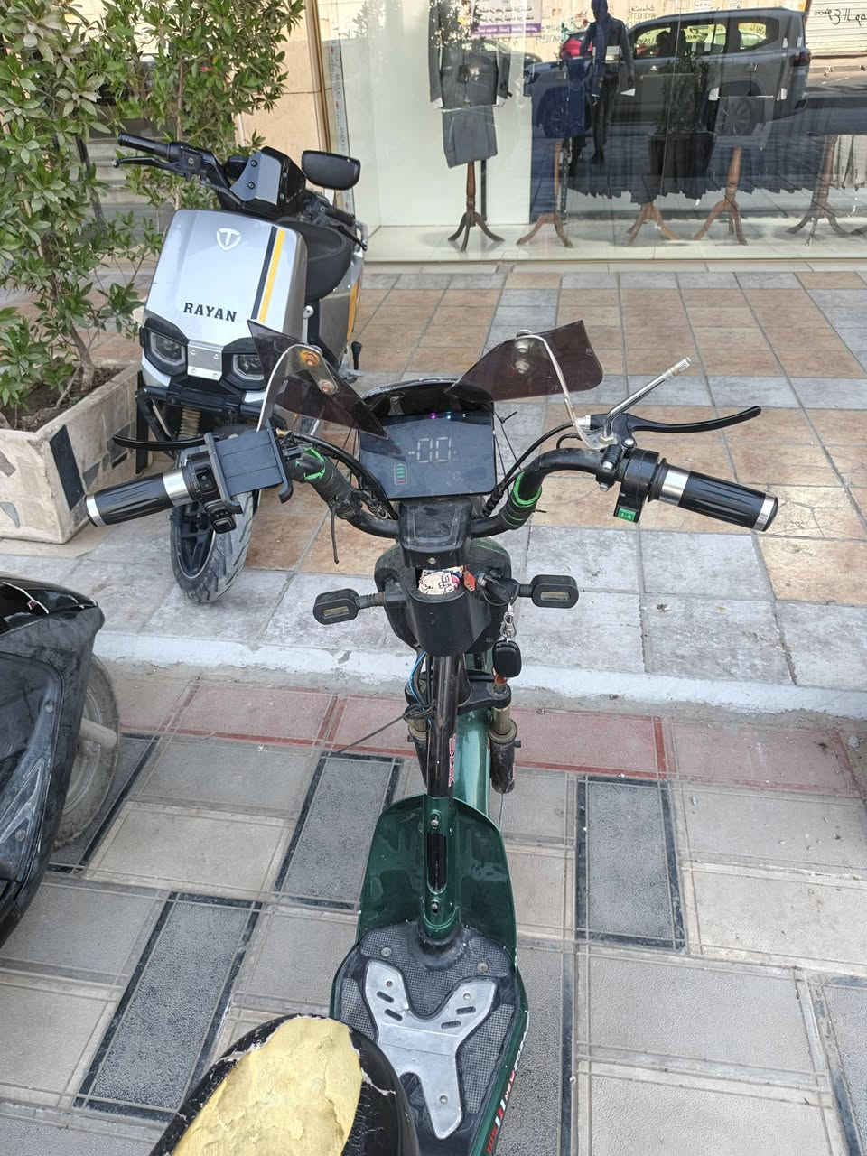 سلام عليكم دراجه شحن للبيع كلشي مابيها السعر ١٧٥ وبيها مجال العنوان بغداد منصور ساحة القاء رقم الهاتف ***********
