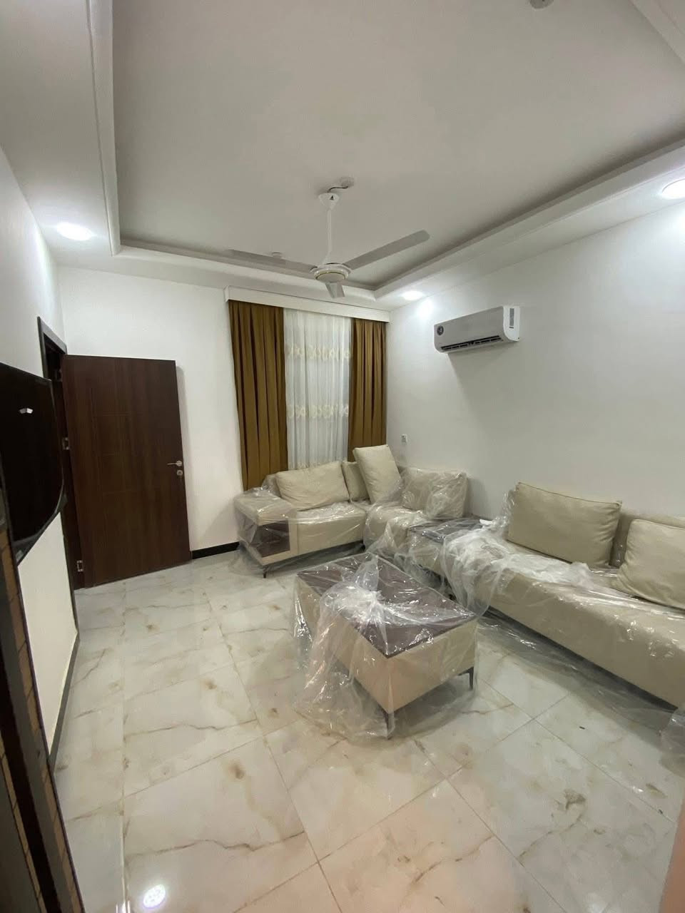 شقة مؤثثة للإيجار في المنصور
غرفتين نوم + صالة + مطبخ + حمام
للاستفسار: ***********
