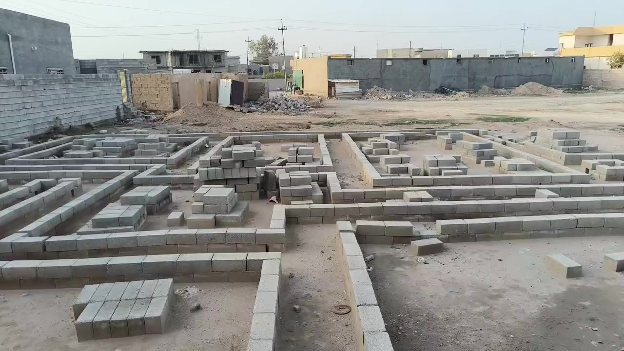 ارض للبيع ٩٠٠متر بيها بلوك بداية شارع روتانا     السعر اتصل ***********
