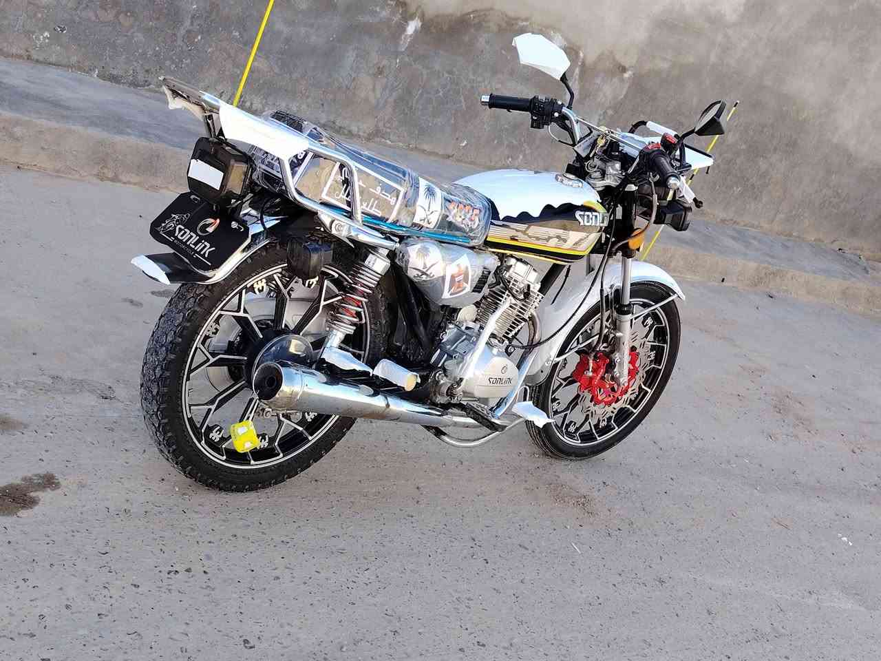 سلام عليكم ورحمة الله وبركاتة للبيع سيفان فول الفول 

موديل 2025👉✅☑️

محرك كبير 200✅☑️⚙️⚙️

مامفتوح🔧⚙️🛠

شاشه📟📟📟

سلف هدر شغال🔖🔋

لايت بلاجكتورات شغاله 🚦🚥🚨🚨

اشاير يمين يسار🚨🚥🚥🚨

السعر 680 وبيه مجال 👉💵

العنوان صلاح الدين قضاء العلم 👉👉👉📍📍

📲***********📲***********📲
