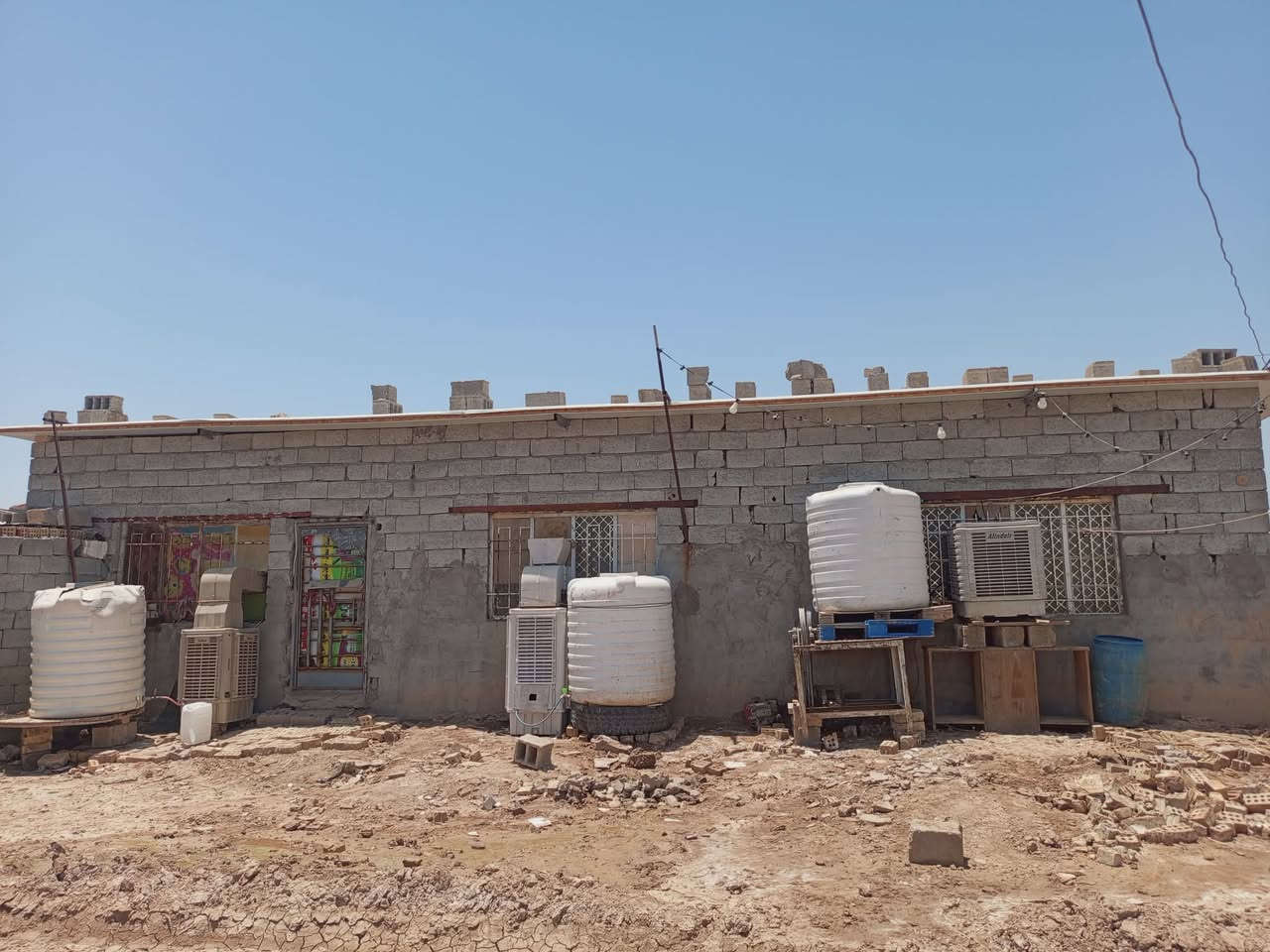 توكلنا على الله
منزل مساحه 500متر بناء 200متر سقف سندويتش الدار تتكون من 3غرف نوم 4*5 وصالة مشتركه وستقبال 5*8ومطبخ 4*5 وحديقة أمامية موقع على شارع عرضه الشارع15متر فرع مستقل والشراي يتصل على الرقم ***********
