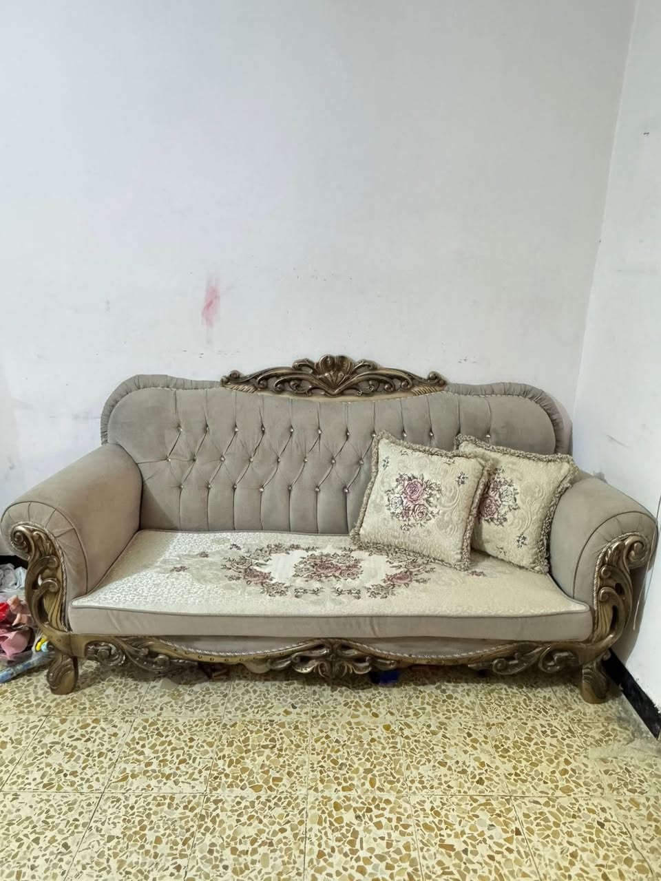 للبيع أثاث وأجهزه منزلية بأسعار مناسبة
تخم فخم ملكي بحالة جيدة، يحتاج فقط تنظيف وتعديل بسيط ويصبح كالجديد. يتكون من قطعتان ٣ مقاعد مزدوجة و4 قطع مفردة. السعر 600 ألف دينار وقابل للتفاوض.

كما يوجد ميز بلازما بحالة جيدة، يد المجَر موجودة. السعر 25 ألف دينار.

فرن كهربائي جديد للبيع ماركة ماكس حجم كبير 
نوعية ممتازه 
سعره ٧٥ قفل.

وأيضاً سبلت كنتوري 3 طن، جديد جداً، يوجد به عطل بسيط يُصلح بسهولة ويعمل على التبريد. السعر 500 ألف دينار وقابل للتفاوض.

الموقع: بغداد – حي الجهاد.

للاستفسار اكثر  الاتصال على الرقم:
***********
