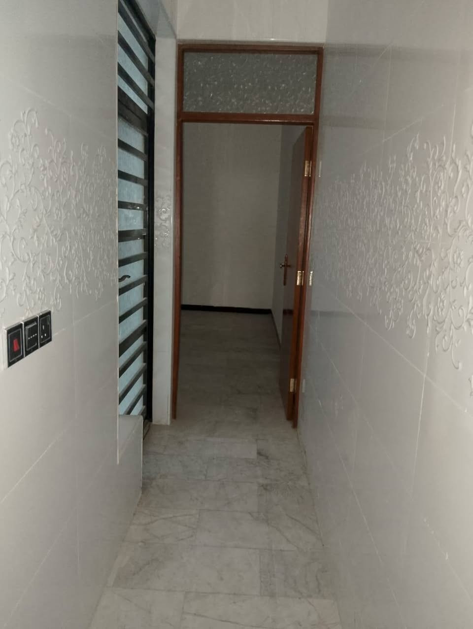 السلام عليكم... مشتمل للبيع منطقه الشعب شارع الاسواق قرب جامعة الأمام الكاظم مساحه 75 واجهه 4.3 م نزال 22م طرمه استقبال خدمات مطبخ 3 غرف نوم بناء حديث تسليم مفتاح  استفسار مكتب الشعب للعقاره اداره ***********
