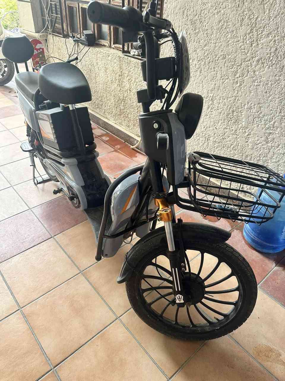 ⚡ للبيع سكوتر كهربائي ANSA بحالة ممتازة ⚡🚲
دراجة كهربائية نوع ANSA موديل حديث، نظيفة جداً واستعمال خفيف.
مناسبة للمشاوير اليومية، الجامعة، والدوام.

✅ بطارية قوية تمشي مسافة ممتازة بالشحنة
✅ اقتصادية جداً (بدون بنزين)
✅ سريعة ومريحة بالسواقة
✅ إنارة أمامية وخلفية
✅ نظام تعليق قوي ومريح
✅ نظام بلوتوث 

📍 الموقع: [زيونه ]
💰 السعر: [٤٥٠ ] وبيع مجال 

للاستفسار اتصل ممتواجد عل خاص الرقم : ***********
