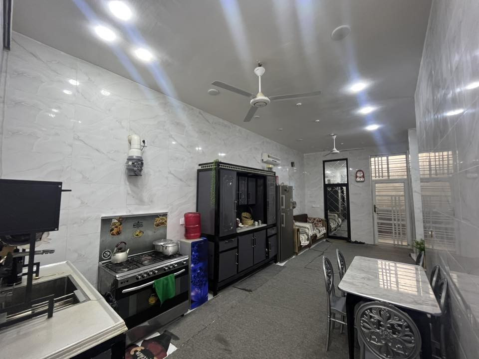 السلام عليكم بيت للبيع المساحه 100 متر شارع حي الحسين الاول زراعي سند 25 طابق ونص السعر 150 وبي مجال للاستفسار ***********
