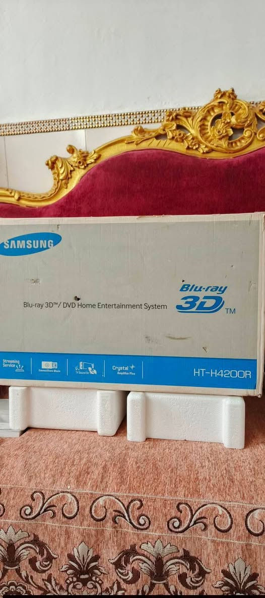 السلام عليكم .
جهاز سيستم و مضخم هوم DVD سينما . ماركة سامسونج العريقة حديث HD  بلوراي 3D  و انترنت  جديد بالباكيت مع كل ملحقاته .استيراد وكالة الكويت . ملحقاته ريموت مع كيبل HD و كيبل اوبتكل مع الكتلوكات  والفيش .يشغل ٣ سماعات ..القدرة الكلية للصوت 250 واط. 
المواصفات :
مشغل جميع الاقراص3D بلوراي DVD و CD و MP3 يعرض عالشاشة 3D ثلاثي الابعاد .
فتحة LAN لربط انترنت 
فلاش رام .
ادخال اواكس مضخم لربط النقال او اي جهاز اخر وكذلك يدعم  ربط بلوتوث خارجي عالاواكس .
اوبتكل لربط كيبل ضوئي مباشر مع الشاشة .
راديو باحث FM .مع خزن قنوات مفضلة .
مع خاصية ايكولايزر للتحكم بنغمة الصوت والتضخيم بنظام الاستيريو عالي الوضوح .شغل الجهاز جدا ممتاز من علو بالصوت وتضخيم دمام رائع . صوته واضح جدا و مجسم 
السعر  ١٠٠ الف نهائي اخوان من الاخير .
للاستفسار او المراسلة عالخاص بلا زحمة او 
*********** البصرة . موجود توصيل شركة .
