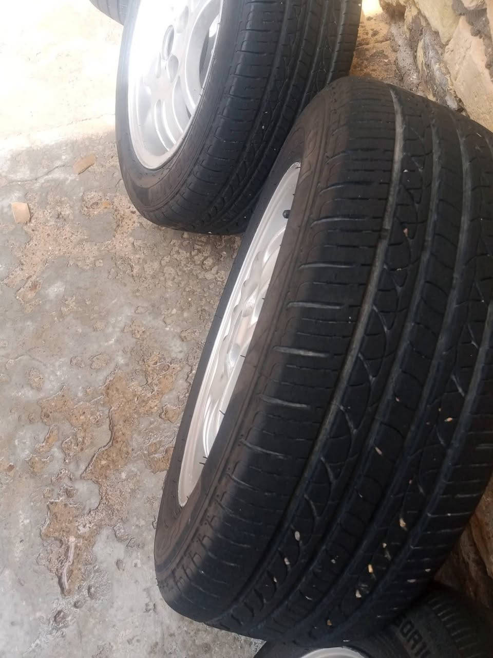 السلام عليكم ويل كب طيبه + تخم تاير زوج جديدات وزوج نص عمر للبيع كاملات تعال وشد المكان كوت داموك الرقم ***********
