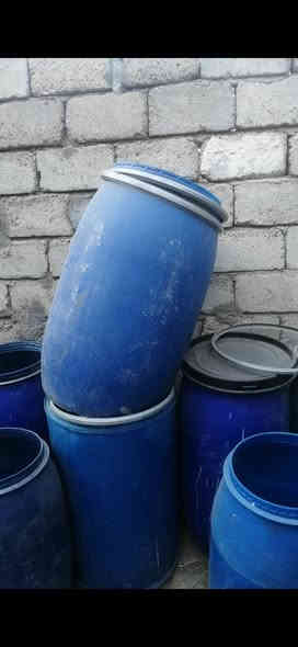 للبيع براميل بلاستك وحديد  سعر الواحد 20 قفل عنوان موصل الجانب الايمن
***********
