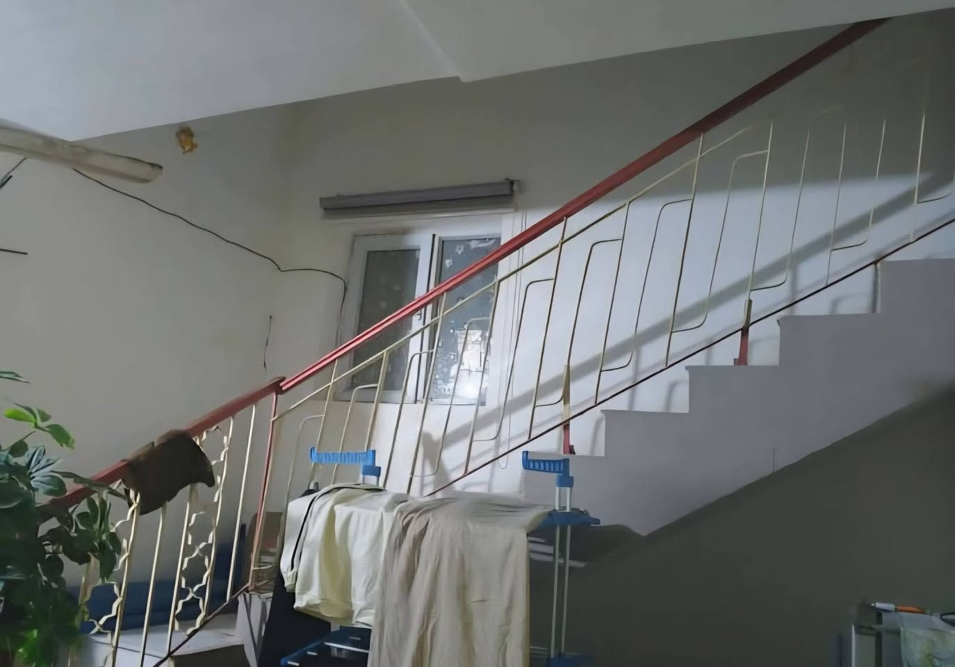 دار للبيع ١٠٠م امامي طابيقين وغرفه بالطابق الثالث كبيره 
العنوان الفداء قرب السريع  من جهة شارع ابو لبنان السعر ١٧٠ مع المجال للاستفسار الاتصال على ***********
