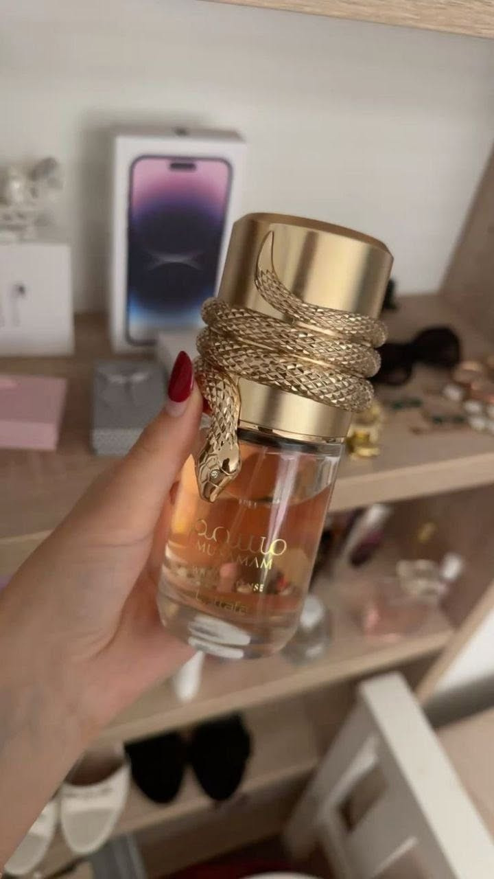 ❤️‍🔥🐍 عطر مسمم وايت إنتنس – MUSAMAM WHITE INTENSE 🐍❤️‍🔥 من لطافة – Lattafa عطر فاخر للجنسين، صُمم لعشّاق الروائح الجريئة والمثيرة

🌟 خيار مثالي لمحبي عطور:
Stellar Times – Louis Vuitton 
Crystal Noir – Versace 👌

يتميّز برائحة غنية، قوية وآسرة، بتركيبة متوازنة تمنحك حضورًا فخمًا ولا يُنسى.
⚜️ مقدمة العطر:
البرغموت – البرتقال – التوابل
⚜️ قلب العطر:
ماهونيال – جوز الهند – الإيلنغ – الأمبروكسان
⚜️ قاعدة العطر:
خشب الصندل – البنزوين – المسك
💥 ثبات عالي جدًا 🔥🔝
يدوم طوال اليوم، ليكون الرفيق المثالي لمن يبحث عن عطر قوي، ثابت، ولا يمرّ مرور الكرام ❤️‍🔥💪
#الاصلي المنشأ الإمارات 🇦🇪💯

✨✨

💎يوجد خدمة توصيل لجميع محافظات العراق 💎


**إذا كنت صاحب هذا الإعلان وتريد حذفه لأي سبب، رجاءا أرسل رسالة إلى الدعم الفني**