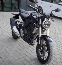 ماتۆر هۆنداCB300 2022 ڕەش  تەنها 15 هەزار ڕۆیشتووە ٦ گێڕە ١ پستۆنە زۆر...