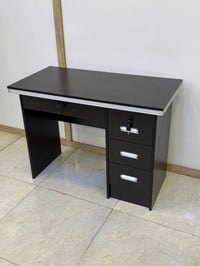 طاولات مكتب • ١٤٠×٧٠ • ارتفاع ٧٦