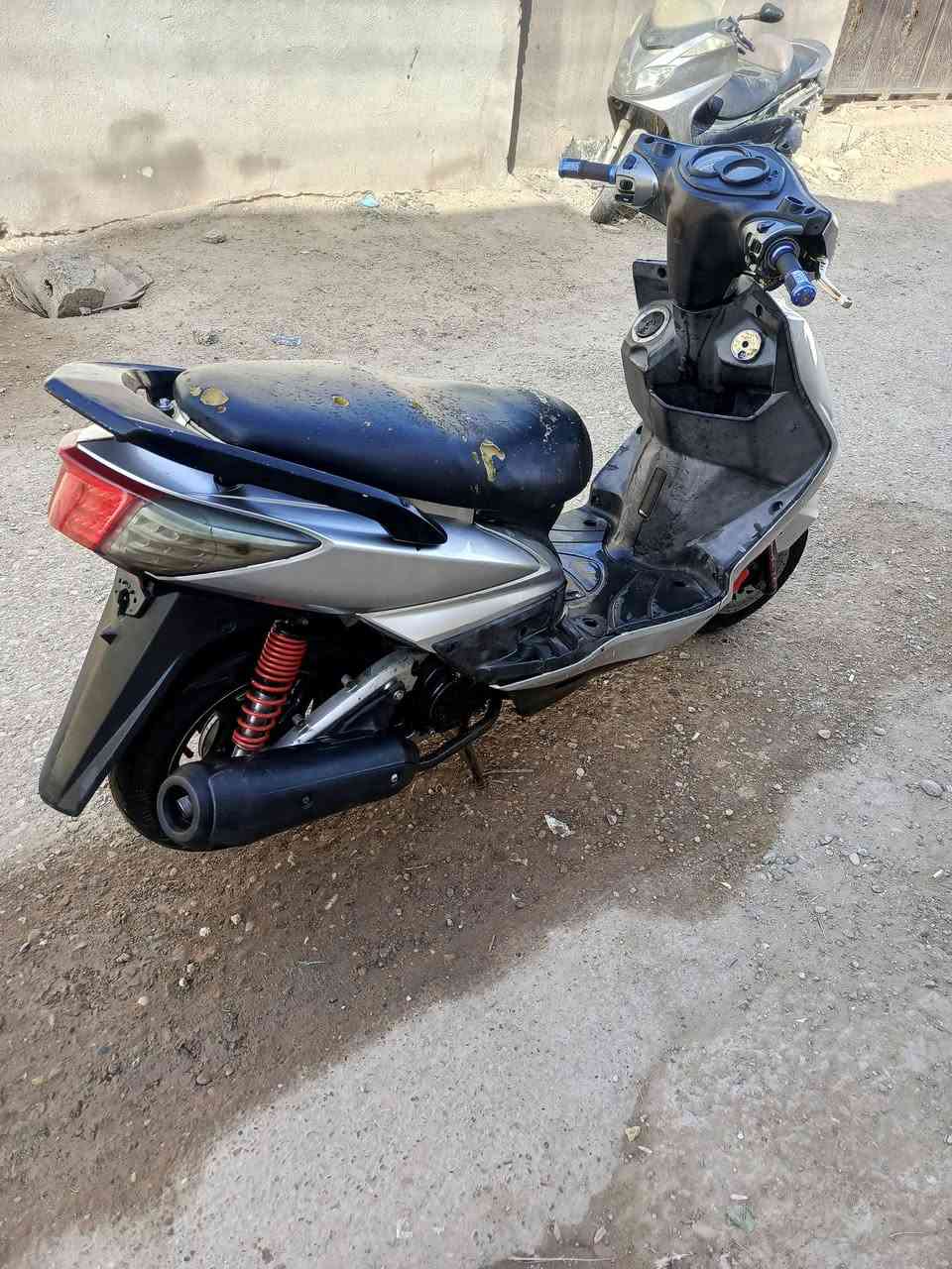 سلام عليكم دراجه سكنس فحل كابريتر دراجه اي نقص مابيه من عده تريشه وحده الدراجه مجفته تجفيت جديد وبلادي كلشي شغال بيها شوفت عينك الدراجه بيها شلعه ومعدل كلش حلو مكاني بغداد جسر ديالى القديم سعرها 600 وبيها مجال حك الجيه 
***********
