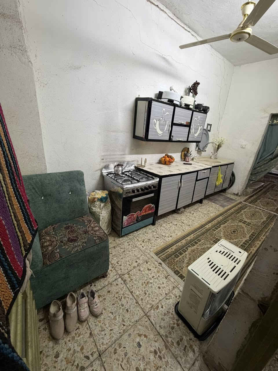 بيت في شركة رمضان اول بيت على الشارع العام
بيت جاهز وكآمل من كل شي 
 كاشي مجاري بيت مسلح ومبني طابوك وبلوك بيتونه شتايكر
 البيت مدخلين يحتوي استقبال صحيات خارجيه مطبخ صاله صغيره غرفة نوم كبيره صحيات داخليه 
السعر  على الخاص 
 رقم هاتف ***********
