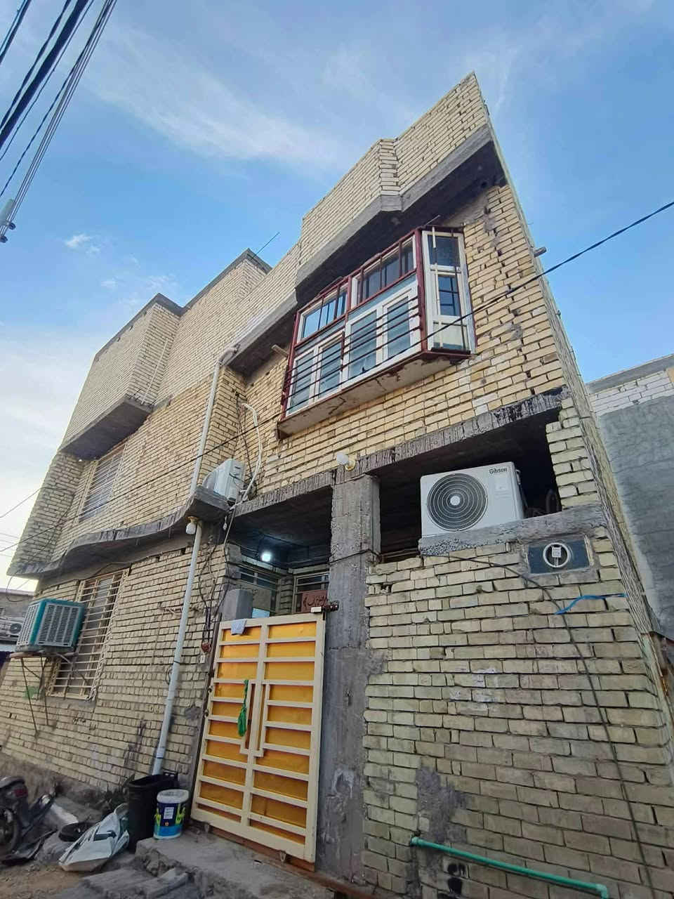 بيت طابقين بناء حديث مسلح يحتوي على ثلاث غرف نوم بالاضافة الى مخزن كبير يصلح غرفه مستقبلاً المساحه 100 سند 25 تحويل بأسمك منطقة مخدومة مقابل حي العباس عمود 12 شارع السيدة نرجس قرب مؤسسة الايتام للاستفسار... ‏‪***********‬‏... بيع جوة السوك..
