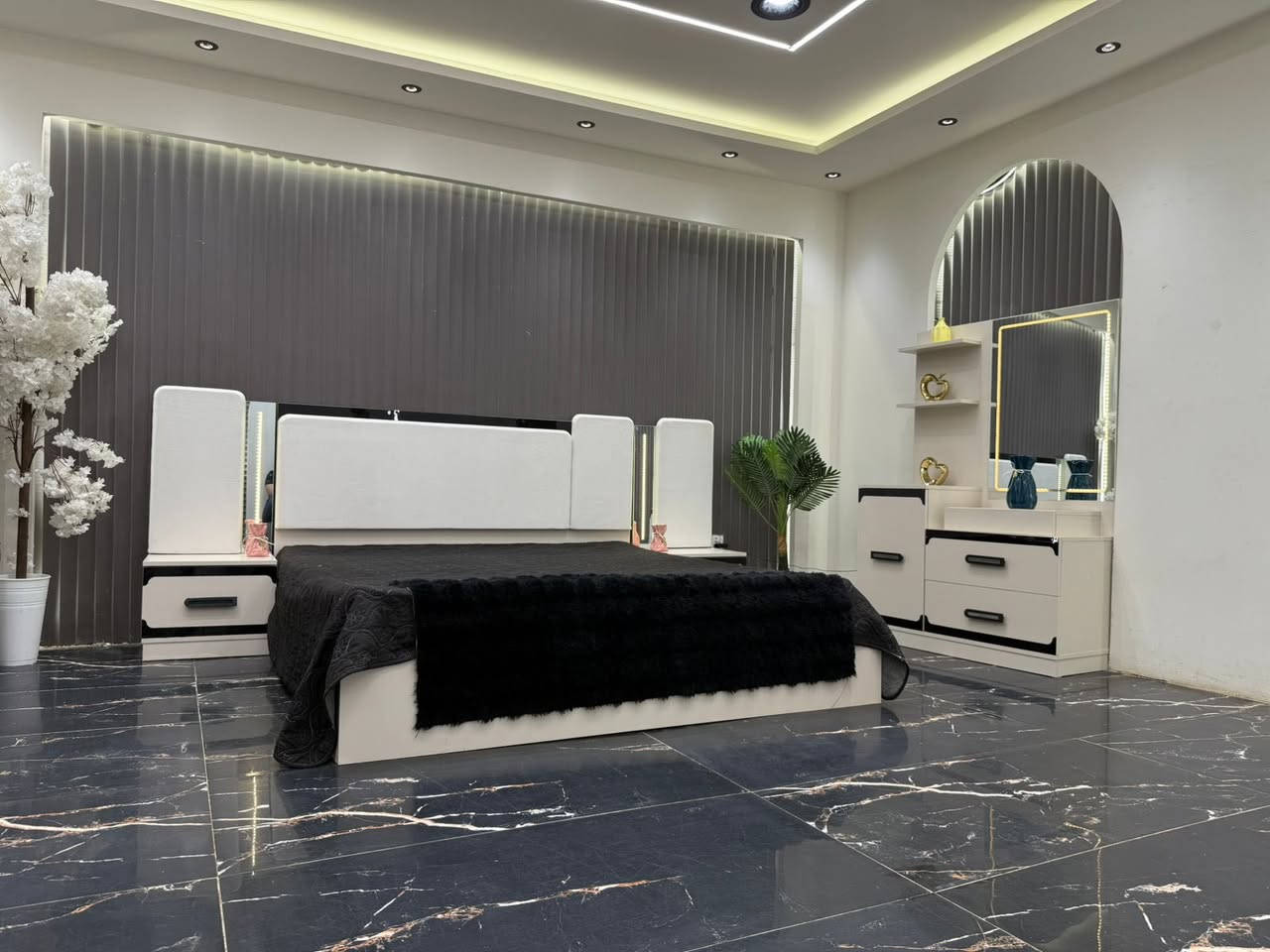 *❇️ 7قطع          كنتور وملحق*
*❇️ قياس الكنتور مع الملحق300*سم*
*❇️ سرير مخزن*
*❇️ ميز تواليت ضخم* 
*❇️ إناره بالكومديات*
*❇️ شغل ممتاز وأصلي* 
*❇️انار في ميز تواليت*
*❇️انارة في كنتور*
*❇️مجرات في كنتور*

عند مجمع عش الطفولة 
***********
