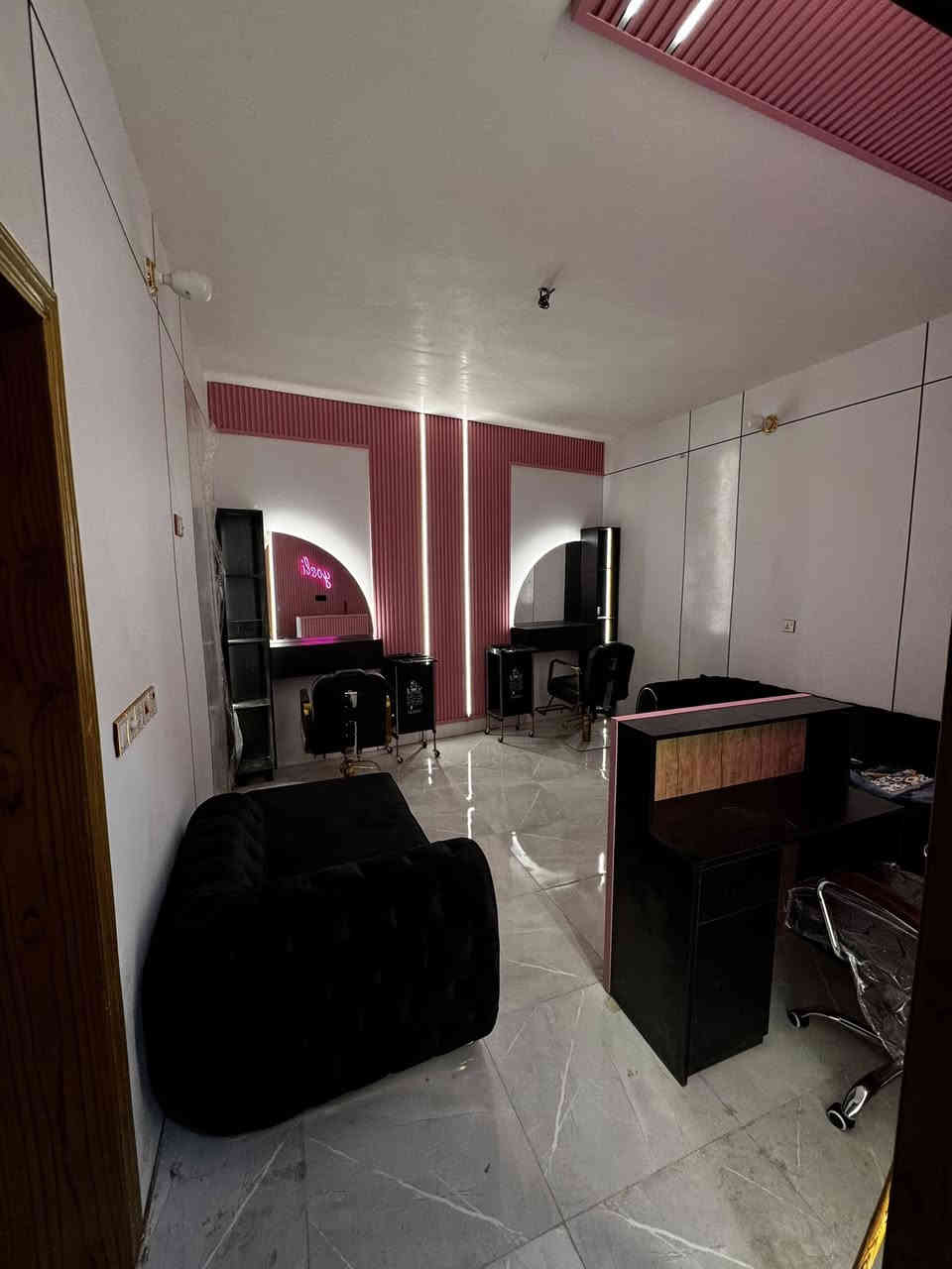 اغراض صالون مستخدمة قليل للبيع --

مغسلة شعر 
عدد2- كراسي ميكب 
عدد 2 مرايا 
عدد2 ميز + رفوف 

عدد 2 عربانة 
ميز مخصص للاكرلك مع 2 كراسي

فاترينة مخصصة لاصباغ الشعر 2*1.5 
بديكير مع مغسلة الخاصة بيه من مرمر + كرسي و تجوة 

الصور والفيديو موضح امامكم 
العنوان : كربلاء 

كل الاجهزة جديدة استخدام بسيط 

للاستفسار اكثر واتساب : ***********
