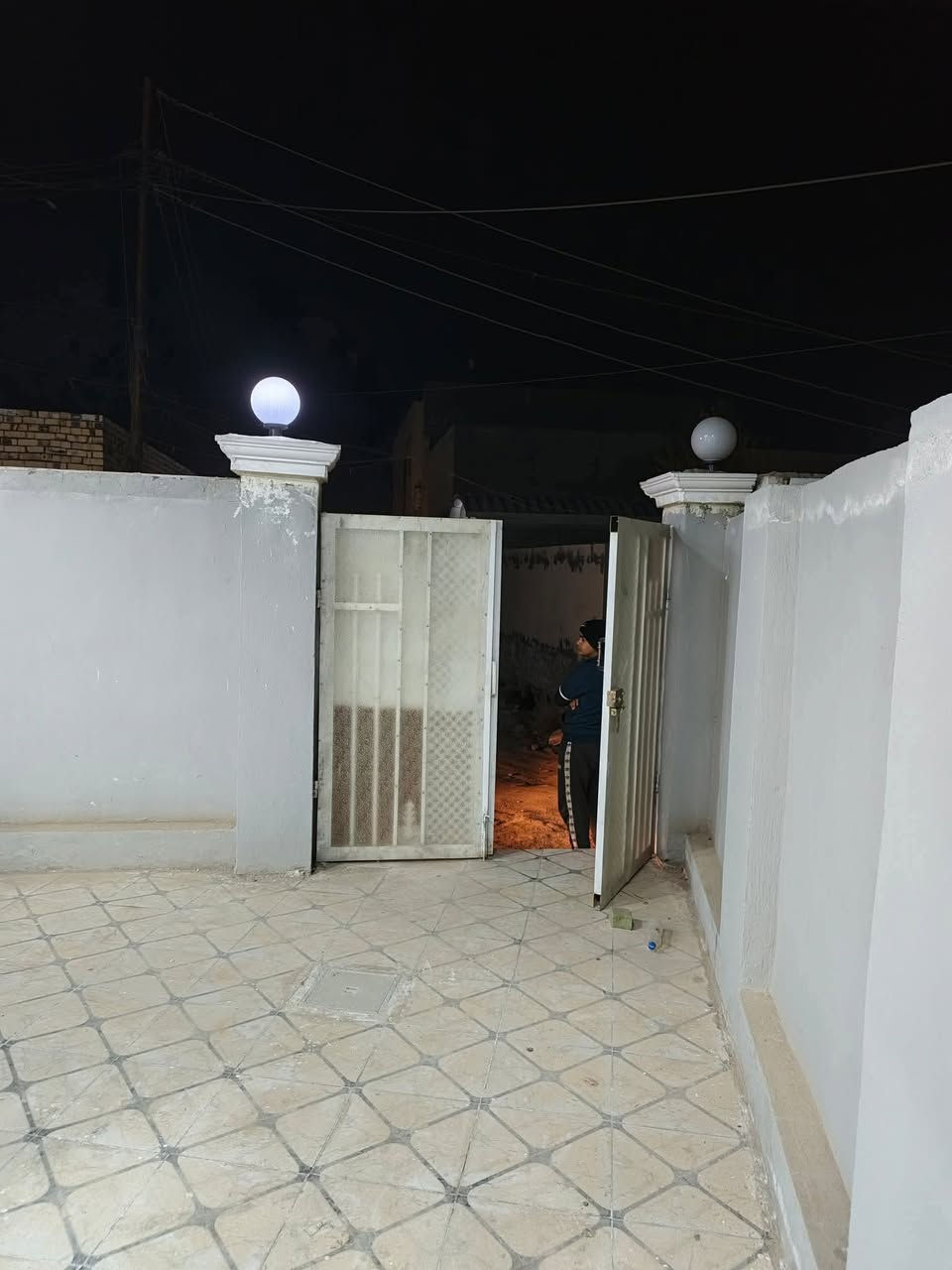 السلام عليكم 
دارين اثنين للبيع أو مراوس بقطعه 
مكان مميز
طابو زراعي سند 25 
العنوان // بابل المدحتيه المعاره خلف دار الأستاذ   محمد كامل اللوفه الحاده ركن على شارعين امامي 7متر جانبي6متر
المساحة لكل بيت //١٤٠متر 
نوع البناء طابوق السقف صب كونكريت 
بناء حديث سنة ٢٠٠٢٥
تحويل البيت 
 ثاني يوم بعد الشراء
تفاصيل البيت يتكون  من
عدد الغرف 2
استقبال 
صاله 
مطبخ
ممر عدد 2
طارمه 
صحيات داخليه و خارجيه
خدمات كامله من ماء وكهرباء 
وتبليط قريب على الشارع الرئيسي 20متر
السعر //البيت الواحد ٧٠ مليون وبي مجال
سنة البناء 2025
البيت حلو ومابي اي نقص 
ملاحظه/ البيت فارغ حالين 
وايضا يوجد خط مولده وكهرباء وطنيه شغال البيت منور اي نقص بلبيت ماموجود 
بناء جديد
للاستفسار
مراجعة مكتب دلالية وائل الهندي 
شارع ٦٠ قرب سلوان أبو الكاشي مقابيل فرع علي قماره 
*********** 
***********رائد الهندي
