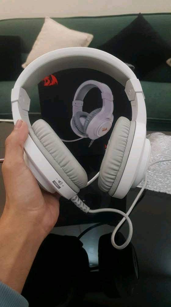 السـلـام عليكـ۾

سماعة ريدراغون كيمنك للبيع
مواصفـــــات🤦🏻‍♂️: 

_عازلة للضوضاء والصدى بشكل جزئي
_اضاء  RGP ملون
_ميكرفون عالي الوضوح

تتوافق وي اجهزة الكونسل والـPC والموبايل
السعر» 25 الف وبيها مجال
مكاني بغداد