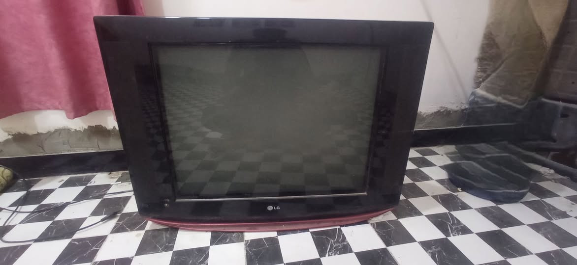 السلام عليكم تلفزيون شغال ملون LG يدعم بس AV قديم و رايده ب 20 و 15 اذا تجي تاخذه ما بيه شيء شغال حلة نادر الثالثة حي النور ***********
