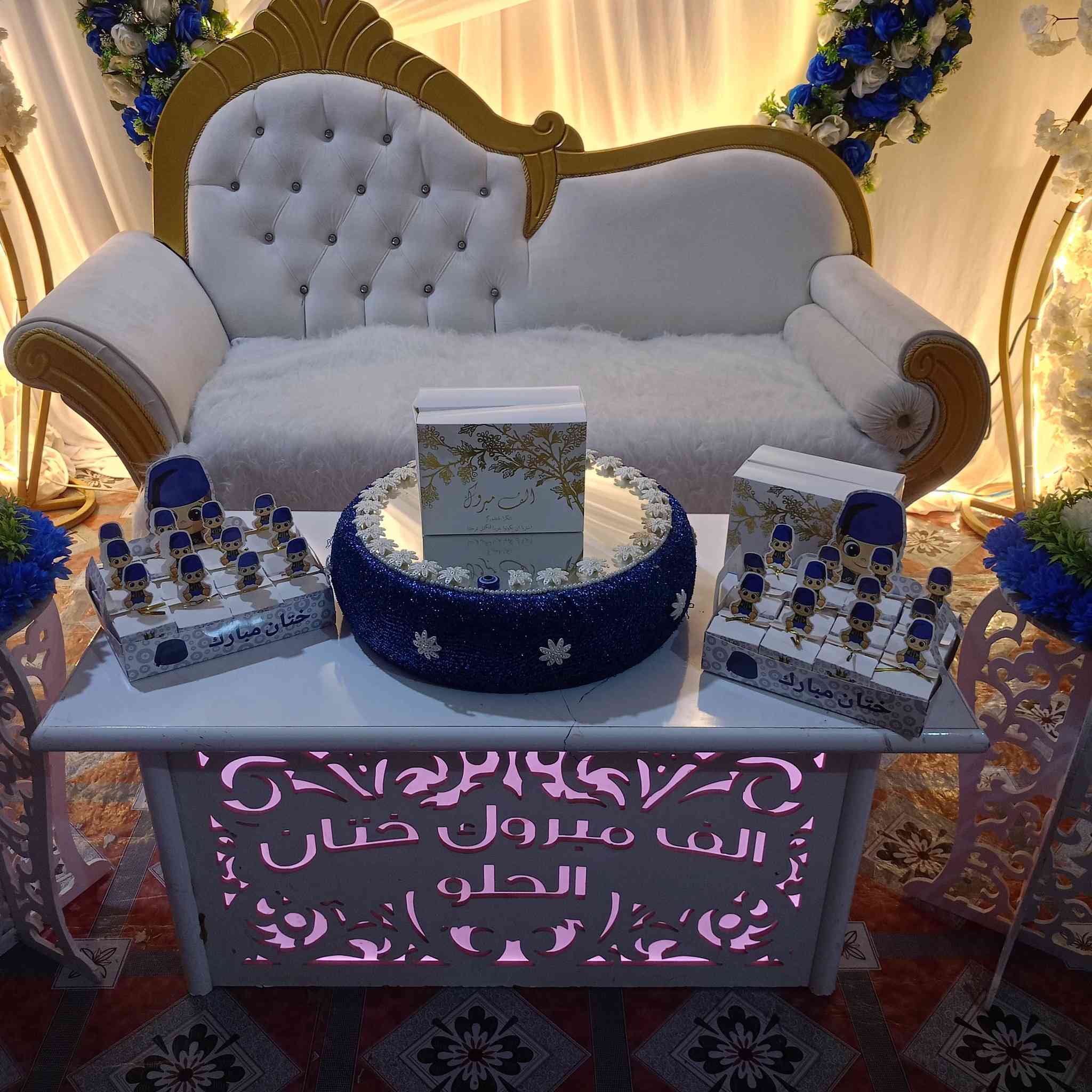 مجمع الحسنين لتاجير كوشات الأعراس تزين سيارات الأعراس باجمل الموديلات كافه اللوان حسب الطلب والديجي والات الطبل  والجوادر الخطوبه بلون الاحمر والابيض ومختلف الارضيه حسب الطلب المسيب حي العسكري للاستفسار *********** مع خدمه  توصيل وتدللون الف الف مبروك انشا الله حيات سعيده
