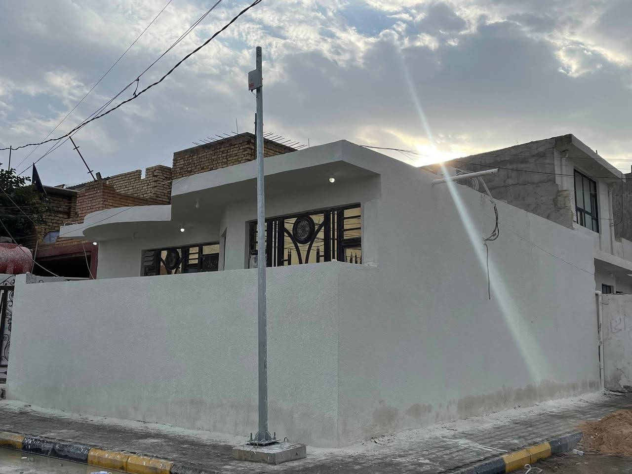 بيت مصفر للبيع 

التفاصيل:المساحة ١٢٠ متر مربع

يحتوي على: غرفة - هول وسط البيت مع درج داخلي - استقبال - مطبخ - حمام

السطح ايزوكام اصلي مع الضمان

البيت مشمول بقرار ٢٠ للقطع المصفرة

 السعر: ٨٠ مليون قفل

للاستفسار: [***********]
