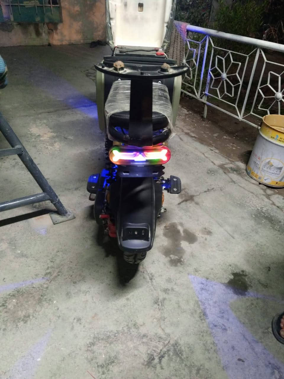 السلام عليكم دراجه R9. اخت الجديده للبيع موديل 2024  خمس بطاريات كبار سرعه 99 حقيقي نضام الP لايت  زنون عالي ناصي اشاير وهوره كله شغال دراجه خير من الله نضيفه بمعنى الكلمه مابيه اي نقص السعر 350 💸 وبيها مجال بسيط للشراي مكاني بغداد الامين الثانيه وهذا رقمي ***********☎️
