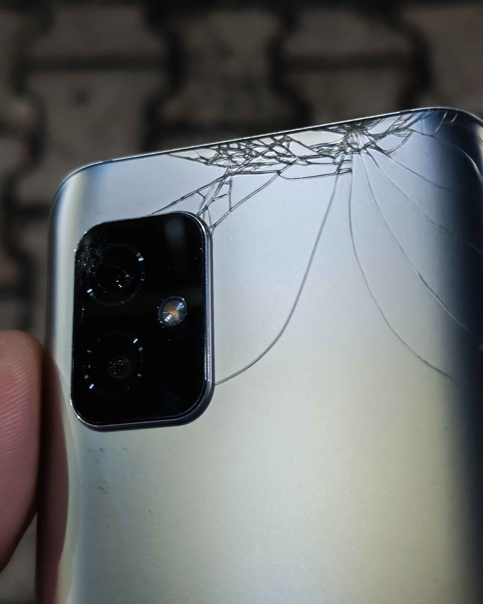 🔴للبيع فقط Asus zenfone 8  سعر 150 الف و بي مجال 
🔴شاشة بحجم 5.9سوبر اموليد تحديث 120hz تدعم تقنية HDR+
🔴بطارية حجم 4000 قوي و شحن سريع 30 واط ب25 دقيقة يشحن 60% و دعم الشحن العكسي
🔴دعم نظامين اندرويد خام و اسوس سلس جدا
🔴كامرات خرافية منافسة لايفون 14 تصوير 8K و مثبت بصري 
🔴معالج سناب دراكون 888 5G القوي جدا تدعم بوبجي 90fps
🔴دبل سماعات ستيريو صوت محيطي
🔴دبل سيمكارت 5G
🔴دعم مقاومة ماء و غبار
🔴ذاكرة 128 رام 8
🔴بصمة ايد و وجه 

الجهاز  صغير الحجم و فلاكشيب من شركة Asus المعروفة بعالم الالعاب اول ما طلع بسعر 699 دولار و نسخة شرق الاوسط رسمية لا مجدد و لا مشاكل 
و الجهاز جدا نظيف استعمال قليل بلا اي عيب او فتح ضمان شرط تفحص يالله تاخذ مكاني كركوك
فقط بي فطر بالظهر و جامة الكاميرا واضح بالصور شرط ما ماثر على ايشي و الجهاز مو مال سوك مال ايدي كركوك, العراق


**إذا كنت صاحب هذا الإعلان وتريد حذفه لأي سبب، رجاءا أرسل رسالة إلى الدعم الفني**