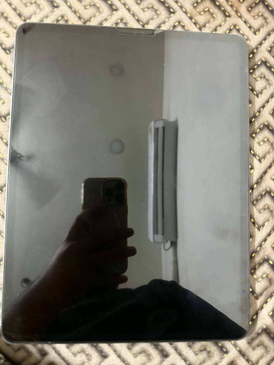 للبيع iPad Pro 12.9 (الجيل الرابع) 128GB
* السعة: 128GB
* اللون: (اسود)
* الجهاز شغال 100% وما بي أي مشاكل بالأداء.
* الشاشة واللمس يعملان بشكل طبيعي.
* يوجد فطر بسيط بالشاشة لا يؤثر على اللمس أو الاستخدام.
* يوجد شخوط استخدام على الغطاء الخلفي.
* الجهاز مفرمت وجاهز للفحص بأي مكان.

السعر: 600,000دينار قابل للتفاوض بالمعقول.

للاستفسار أو المراسلة، تواصل خاص
***********
