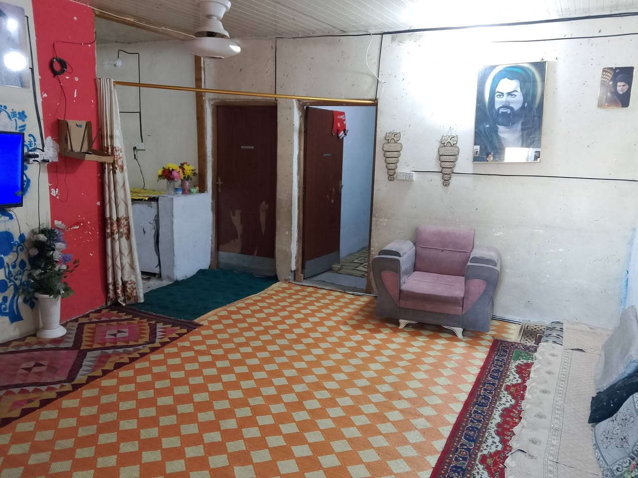 دار البيع المساحه 150 متر مجمع فدك قرب صبات البيت يحتوي صاله وثنين غرف نوم ومطبخ وصحيات مشتركه وترك خلف البيت كهرباء 3 خطوط رأسه وسحب مي بي ثنين صوندات وحده معسر وحده رأسه سعر 38 وبي مجال او مراوس حسب القناعه (***********)
