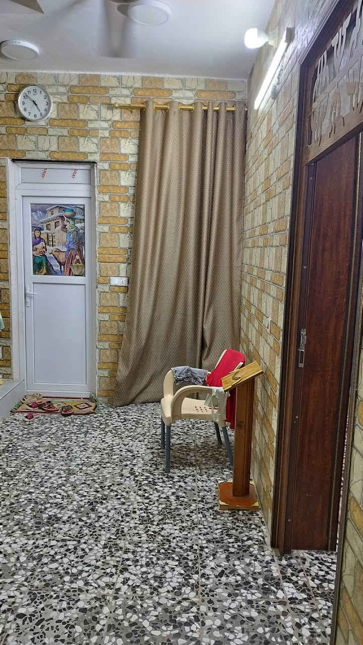 بيع مستعجل. . . 
‏بيت للبيع ركن ٢٠٠ متر  درجة أولى طابوق جمهوري(١٠٠ متر بناء ثلاث طوابق و١٠٠ متر كراج سيارة وحديقة) طابو زراعي سند ٢٥ إقرار محكمة من صاحب الارض ( السند) ٣٠ متر على طريق الزوار يصلح حسينية لخدمة الزائرين أو بيت سكن العنوان :  كربلاء   - قرب مدينة الزائرين  او مقابل جامعة كربلاء فريحه . .. عمود ١٢٨ / 
السعر : تجي تشوف وبيك خير و تدلل 
موبايل ***********
