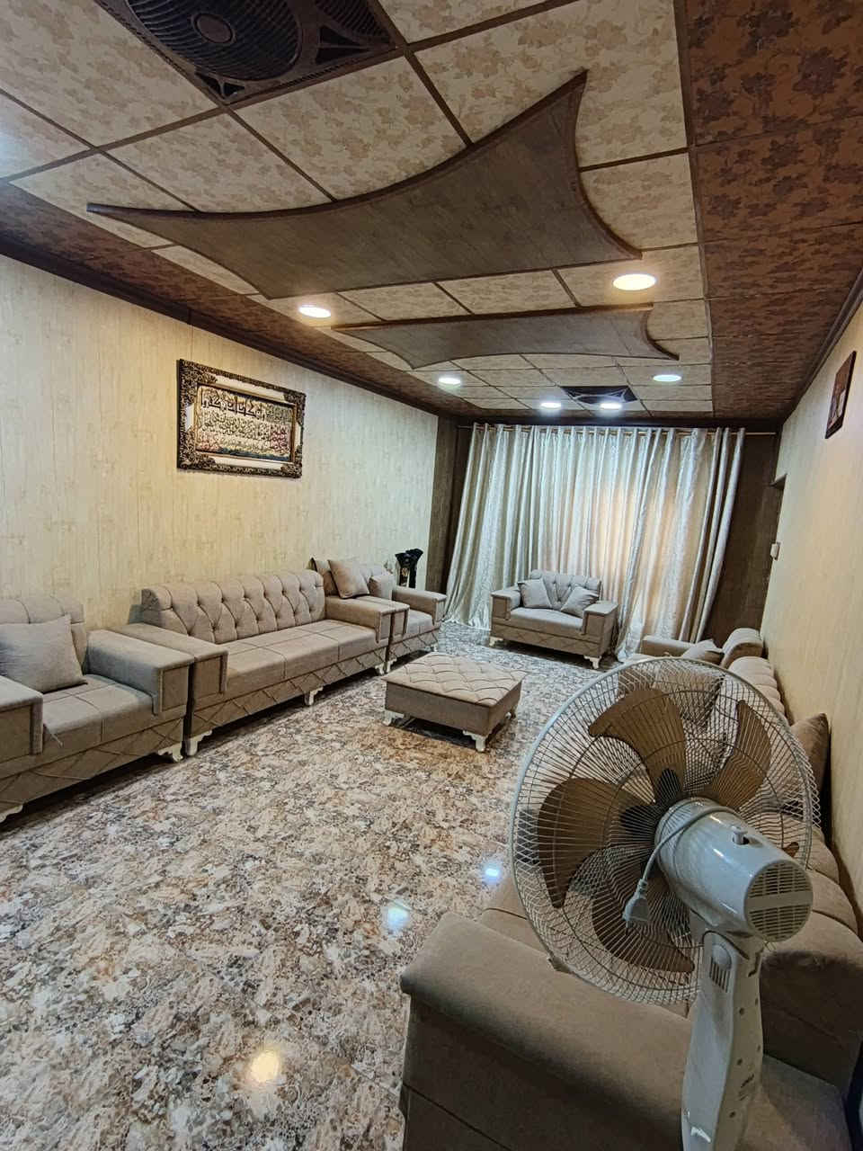 دار للبيع ( 200م ) واجهة ( 10م ) 
#موقع_العقار 🗺 : حي الخضراء - قرب مدرسه الجوادين
طابق اول : غرفتين نوم + مطبخ + هول + صحيات + استقبال + كراج  
طابو ملك صرف 
السعر: مناسب جدا
لمزيد من معلومات اتصال على
📞***********
