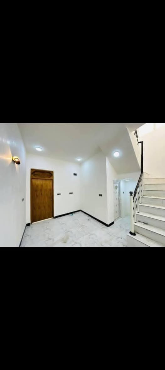 سلام عليكم بيت ٥٠ متر
يتكون من غرفه وصاله ومطبخ وصحيات داخل 
بناء طابوك  سكف صب 
بيت كامل مفتاح جديد بعده ما مسكون 
مكانه حي ميسان شارع 60 قرب سكله الكرعاري 
السعر ٢٤  الاستفسار
*********** / واتساب
