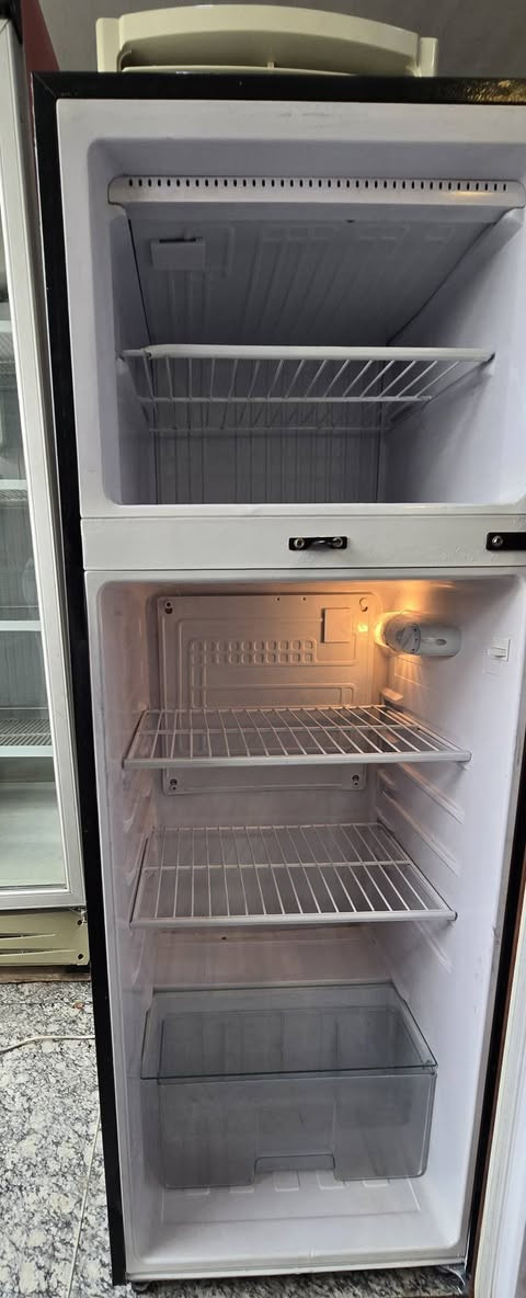 ثلاجة ١٢ قدم أمتياز ياباني  حلوه لون صاجي مستعمله نظيفه جدا ابلاد شركة 
السعر ١٧٥ الف 
العنوان واسط الكوت دور العمال مقابل جامع الرسول 
ورشة و معرض مبين سمير عوفي 
هاتف 
***********
***********
